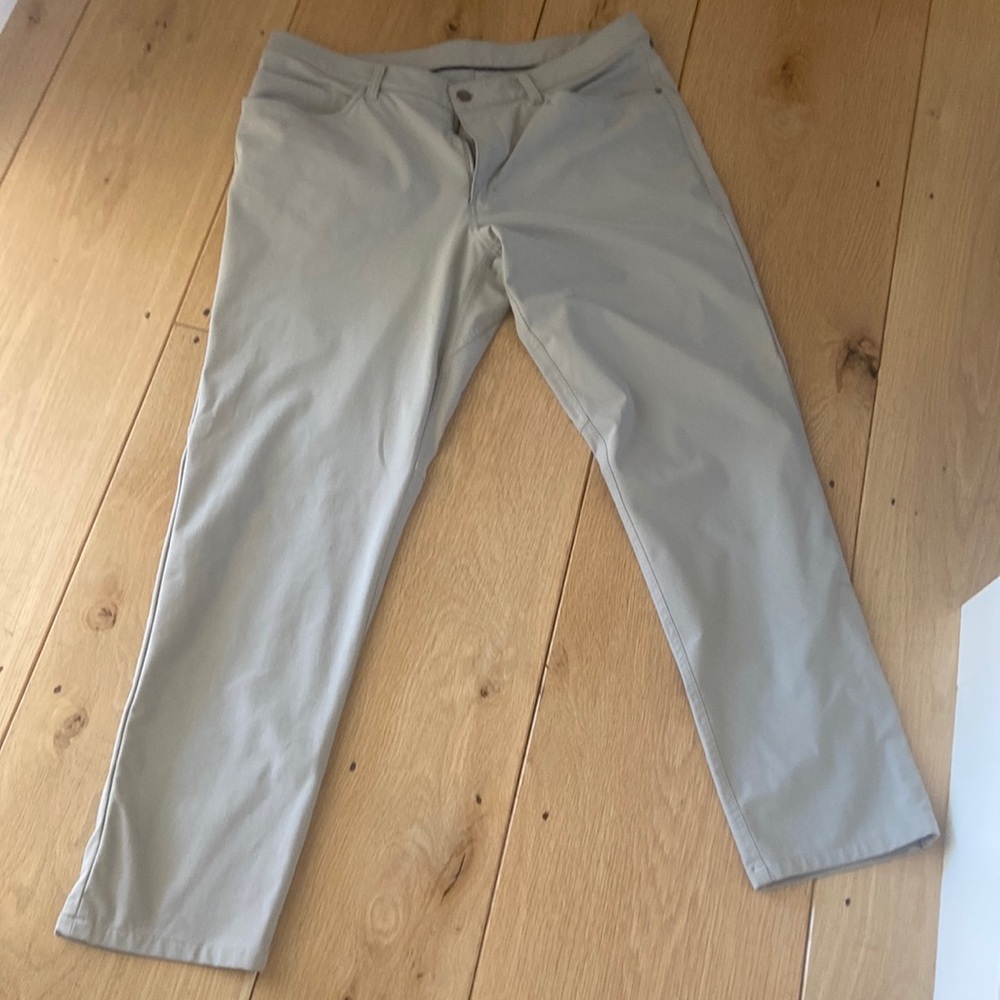 Lulu Lemon pants. Worn once. Too Big. Size 36. Perfect condition.